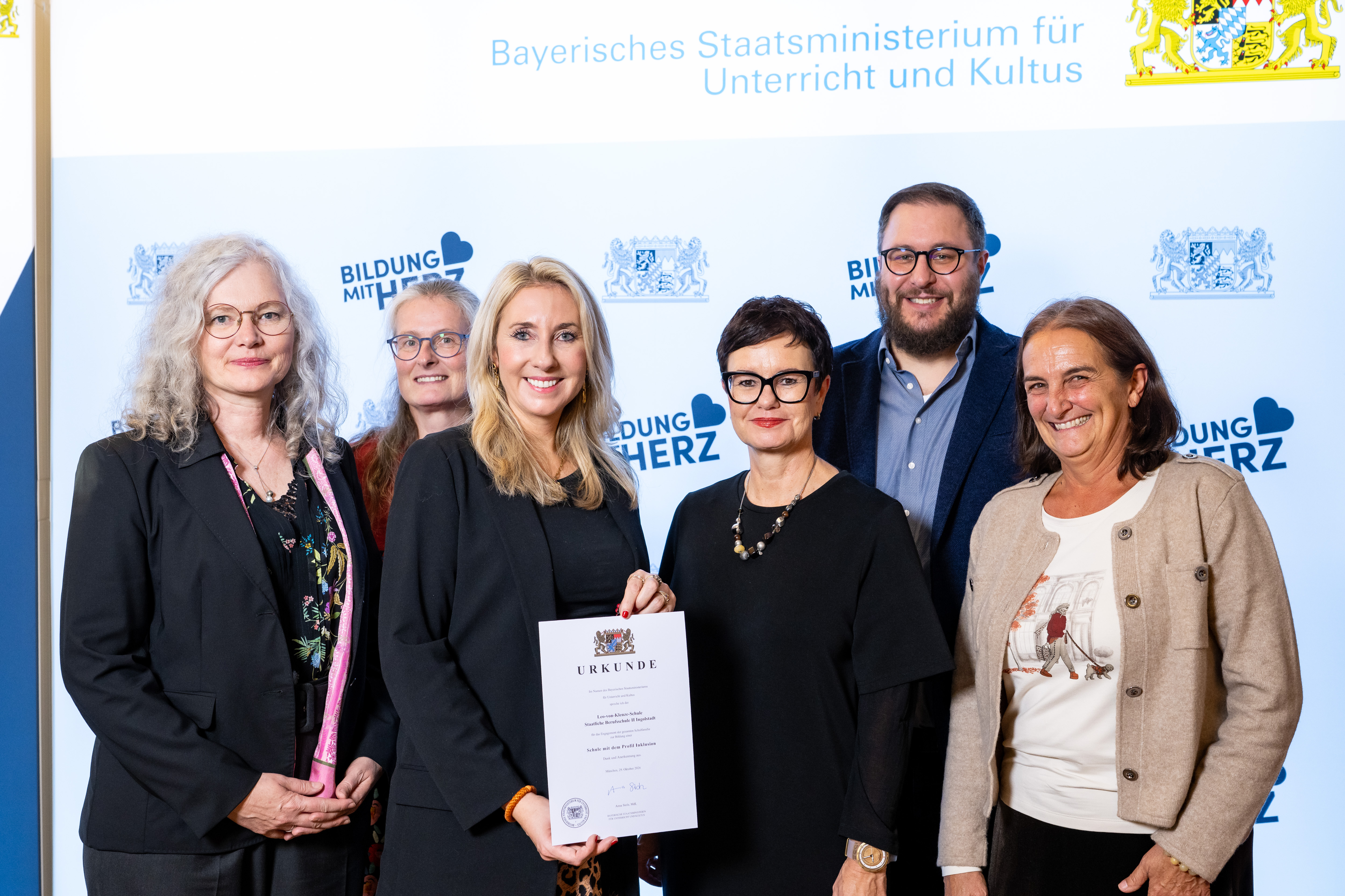 Inklusion im Tandem: Kultusministerin Anna Stolz mit Vertreterinnen und Vertretern der Leo-von-Klenze-Schule und der Regens-Wagner-Schule Schrobenhausen (v. l.): Elke Hahnkemeyer, Karolin Wölkl, Anna Stolz, Karin Köglmeier, Simon Wagner, Christine Voglgsang.